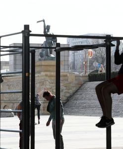 Koronawirus w Polsce. Tłumy młodzieży nad Wartą, podobnie w Warszawie. Apel do Jacka Jaśkowiaka