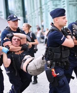 Powstanie Warszawskie. Interwencja policji podczas próby blokady marszu