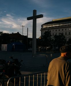 "Nie przychodźcie na Plac Zwycięstwa, bo zadepczą was jak w Meksyku" - ostrzegały służby. Niektórzy mogli oglądać tę msze z okien