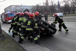 Dachowanie na S8 w Warszawie, interweniowali strażacy