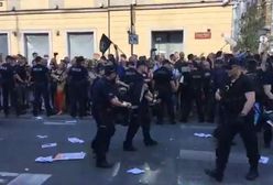 Chcieli zablokować marsz narodowców, zostali usunięci przez policję. W internecie burza