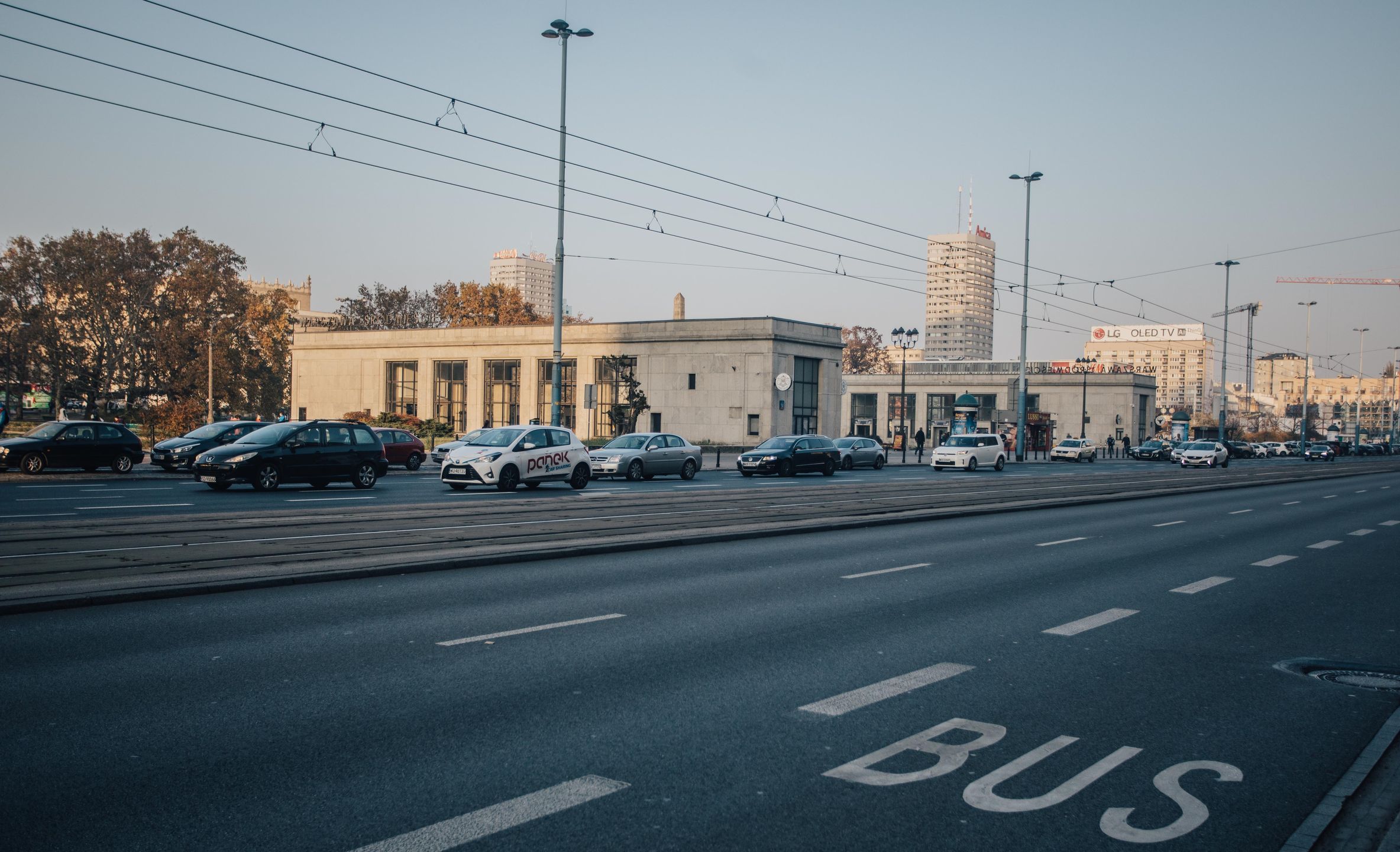obecny dworzec Warszawa Śródmieście w centrum