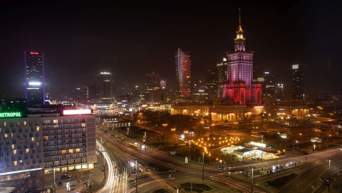 Warszawa, ul. Marszałkowska. Widok na Pałac Kultury i Nauki nocą 