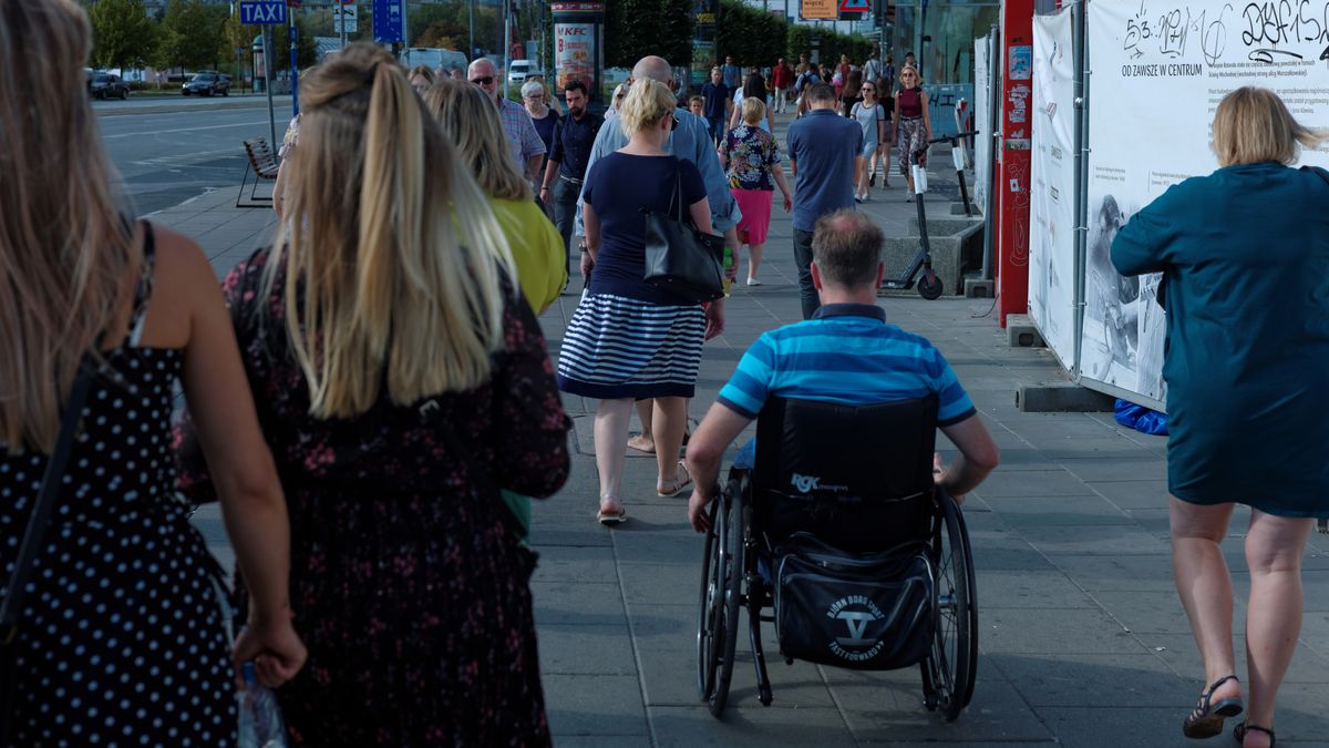 Rząd zapewnia, że za pensją minimalną wzrosną i wynagrodzenia klasy średniej. Nie każdy jednak w to wierzy