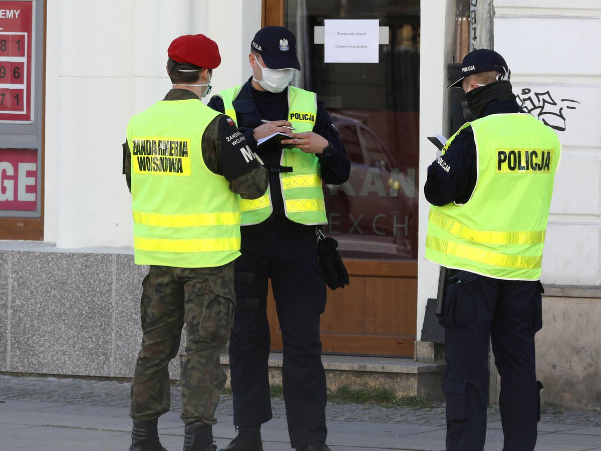 Koronawirus w Polsce. Mieszany patrol żandarmerii i policji na ul. Nowy Świat.