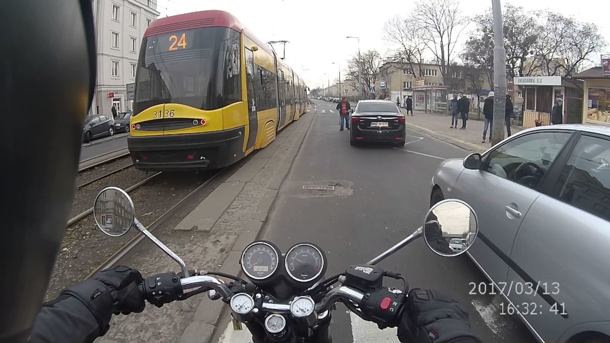 Starszy Pan „uczy kierowcę przepisów”, ale sam może skończyć z mandatem