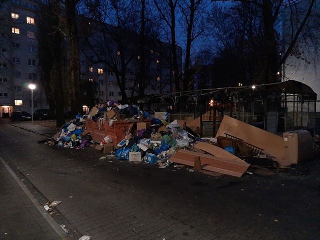 Praga-Południe. Góra śmieci po pożarze kontenera w Warszawie. "Są już szczury"