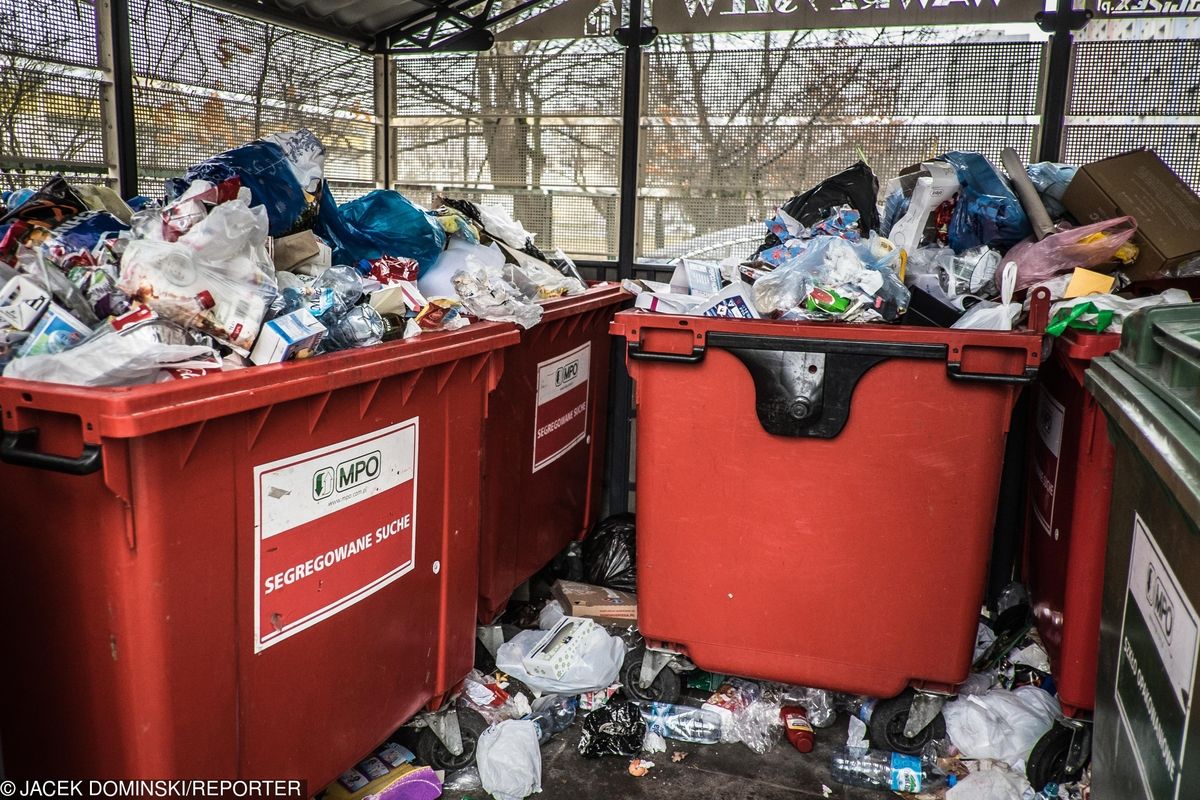 Warszawiacy zapłacą więcej za wywóz śmieci. Ważą się losy cen biletów komunikacji miejskiej