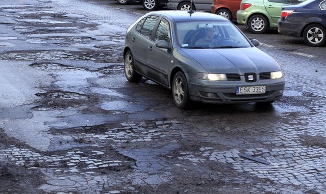 Wjechałeś w dziurę? Nie daj się spławić! Odzyskaj pieniądze