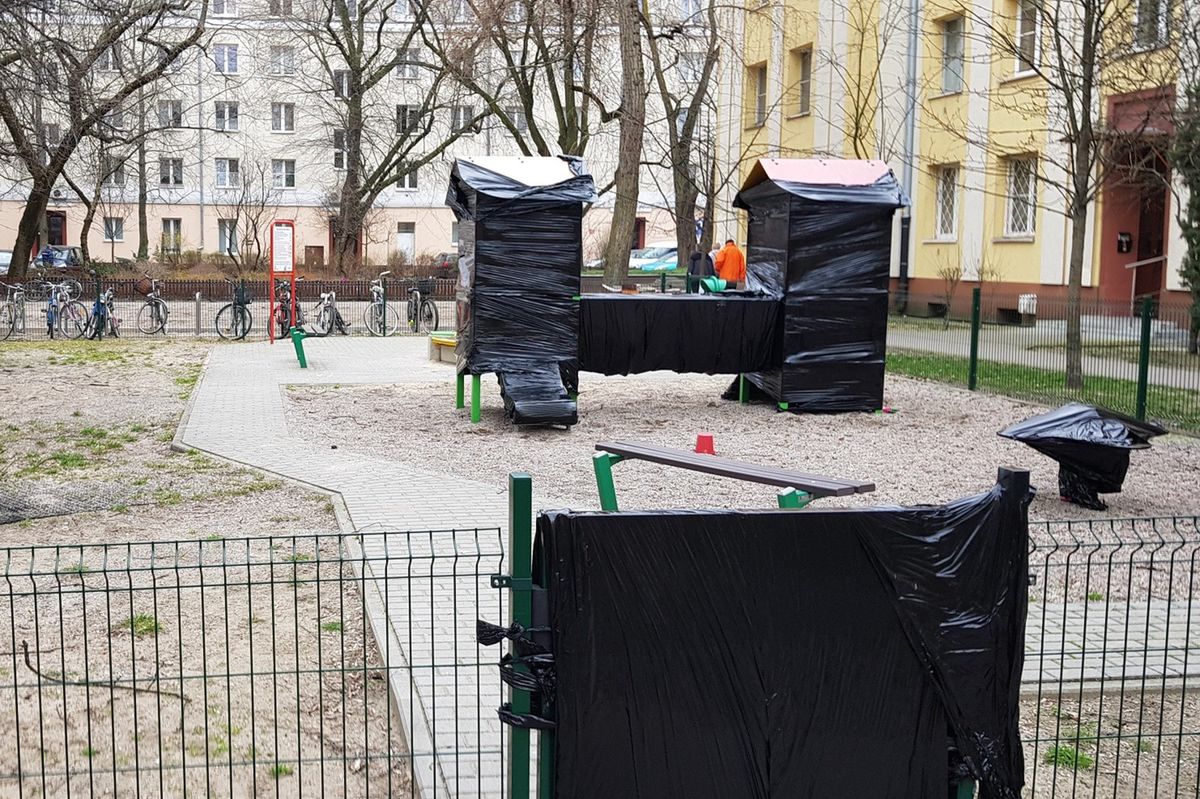 Koronawirus w Warszawie. Zafoliowane place zabaw. "W trosce o zdrowie nas wszystkich"