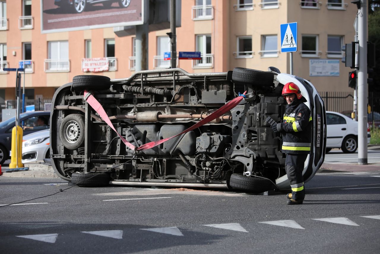 Warszawa. Poważny wypadek karetki na Mokotowie. Przewróciła się na bok