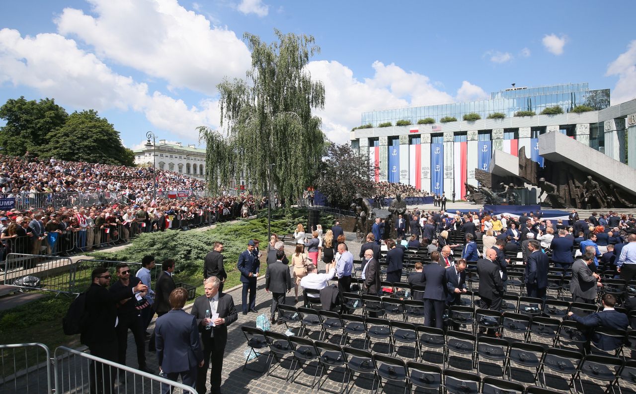 Gorąco na pl. Krasińskich. Okrzyki "złodzieje" i "precz z komuną" na widok parlamentarzystów opozycji