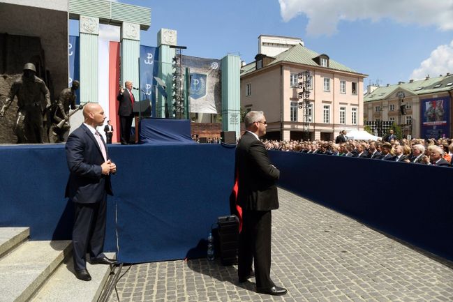 Nieoczekiwana zmiana miejsc. Internauci komentują, kto obok kogo usiadł w loży VIP-ów