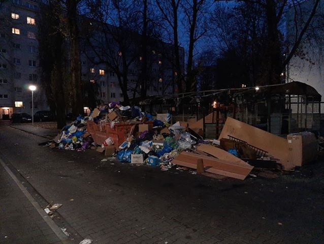 Praga-Południe. Góra śmieci po pożarze kontenera w Warszawie. "Są już szczury"