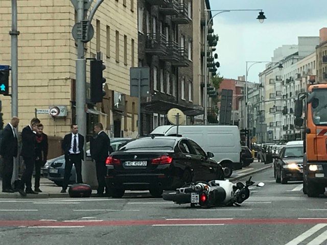 Warszawa. Motocyklista przewrócił się na skrzyżowaniu, "przestraszył się" kolumny SOP 