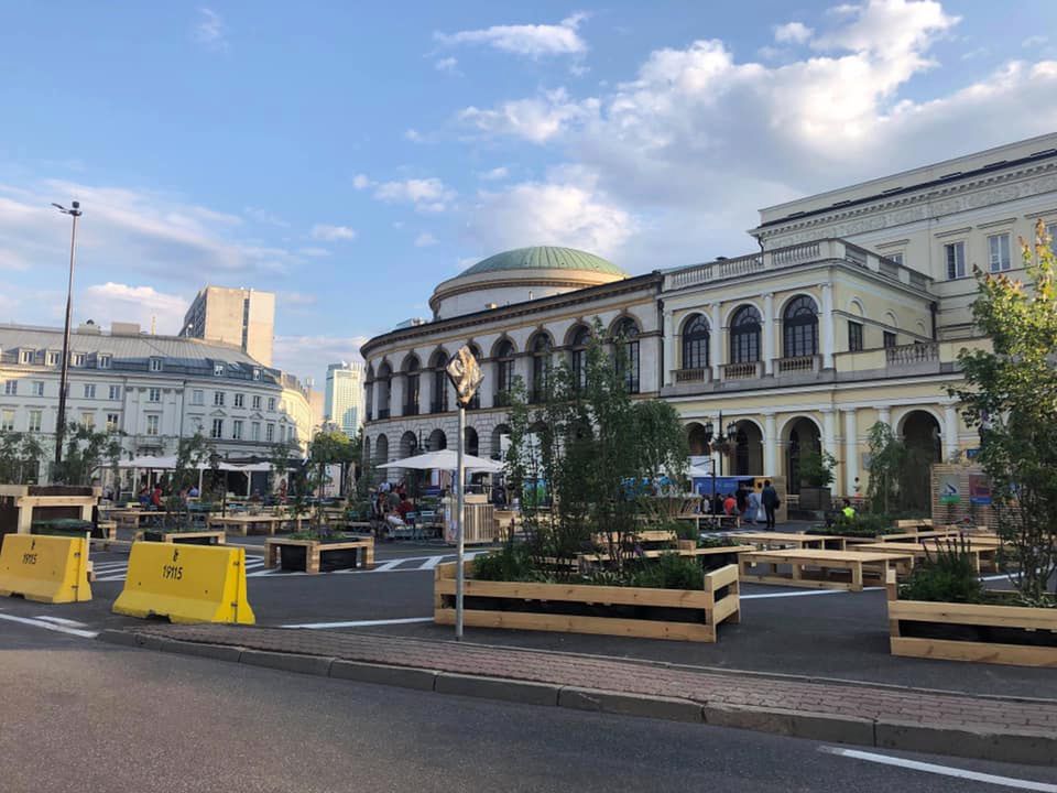 Plac Bankowy. "Strefa relaksu" przed ratuszem. "Warszawiacy śmieją się z betonowej plaży"