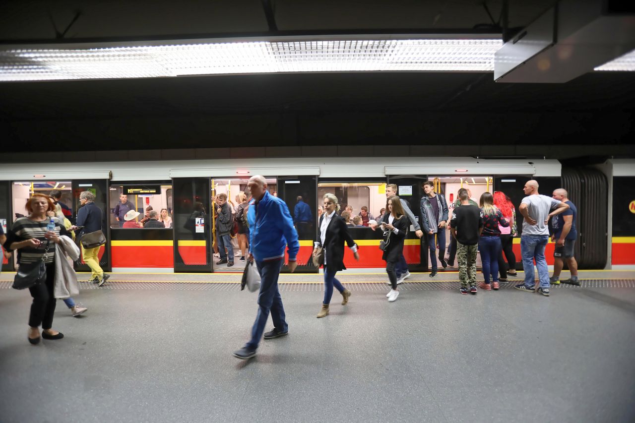 Metro w Warszawie. Usterka i problemy na trzech stacjach pierwszej linii metra