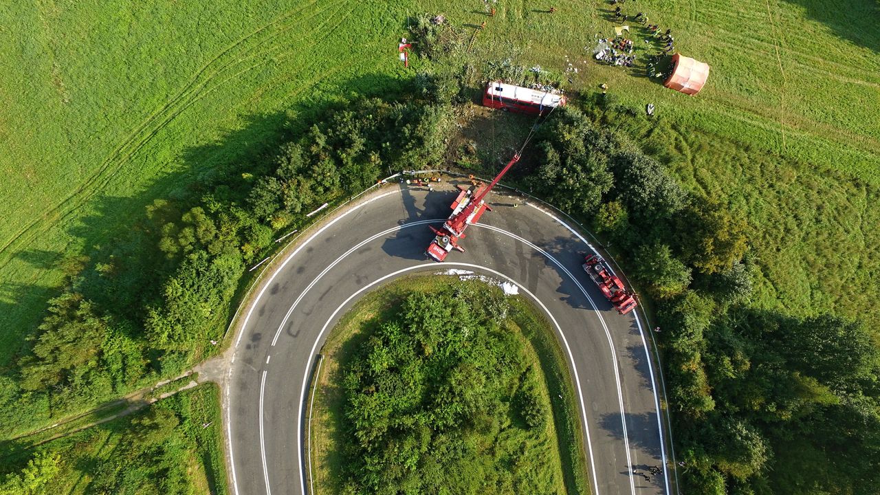 Po tragicznym wypadku autokaru w Leszczawie Dolnej. "Było widać tylko ręce. Ta kobieta już nie żyła"