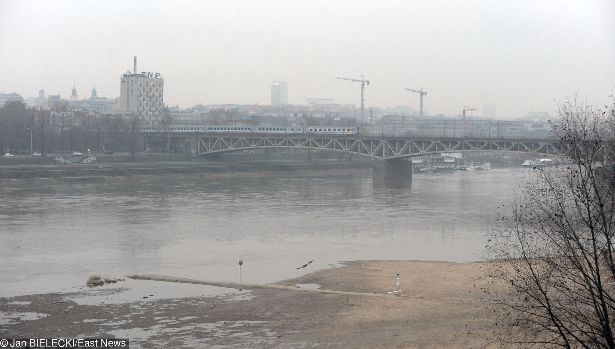 Smog Warszawa - 11 lutego zawartość PM10 w powietrzu przekracza dopuszczalne normy.