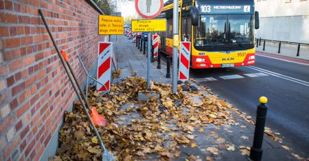 Wszystkich Świętych 2019 - Warszawa. Utrudnienia, zamknięte ulice i zakazy parkowania