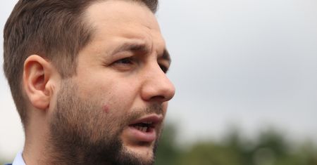 Wybory samorządowe w Warszawie. Patryk Jaki obiecał 1000 zł za adopcję psa