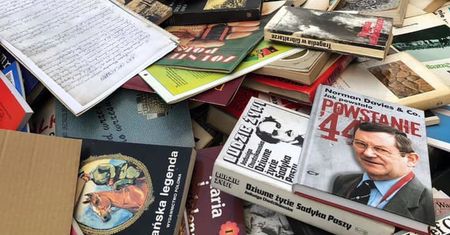 "Powstanie na śmietniku". Wyrzucono księgozbiór powstańca warszawskiego