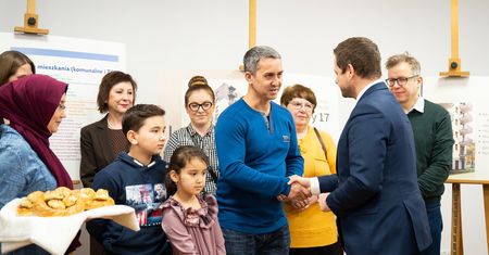 Klucze do nowych mieszkań komunalnych w Warszawie przekazane