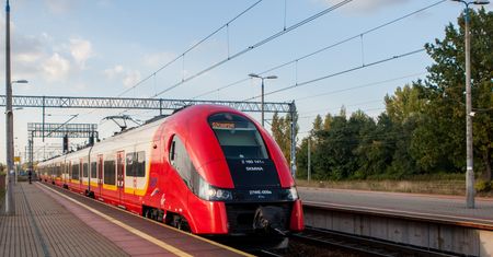Koparka uszkodziła rurę z gazem w pobliżu stacji Warszawa Falenica- ruch został wstrzymany