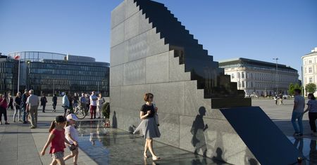 Policja nie dopilnowała. Chuligan wszedł na szczyt Pomnika Ofiar Tragedii Smoleńskiej