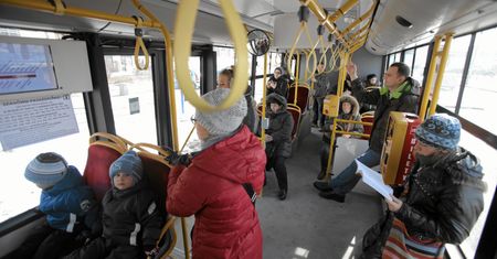 Kierowca ZTM kazał wyjść z autobusu matce z dzieckiem. "Takie są przepisy"