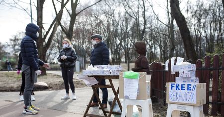 Warszawa. Wietnamczycy rozdawali w parku Szczęśliwickim maski i rękawiczki