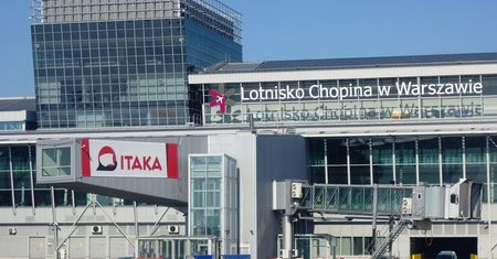 Nieczynne sklepy na lotnisku Chopina w Warszawie. Podróżni są zdziwieni