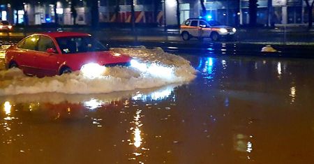 Zalana Grójecka. Duże utrudnienia i brak wody w mieszkaniach