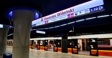 Nieprzytomny mężczyzna na stacji metra Dworzec Wileński. Reanimacja nie powiodła się