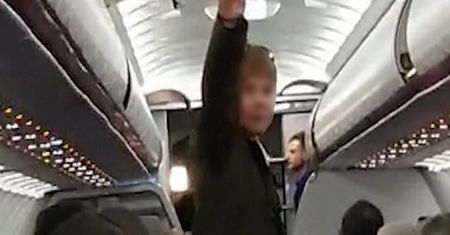 Samolot leciał z Warszawy. Nazistowskie gesty pasażera