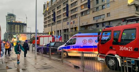 Warszawa. Wypadek na placu Zawiszy. Kolizja obok przystanku autobusowego
