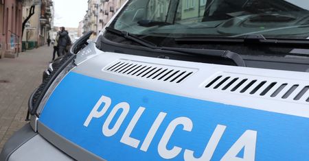 Został potrącony przez cofający się po chodniku samochód. Dostał grzywnę
