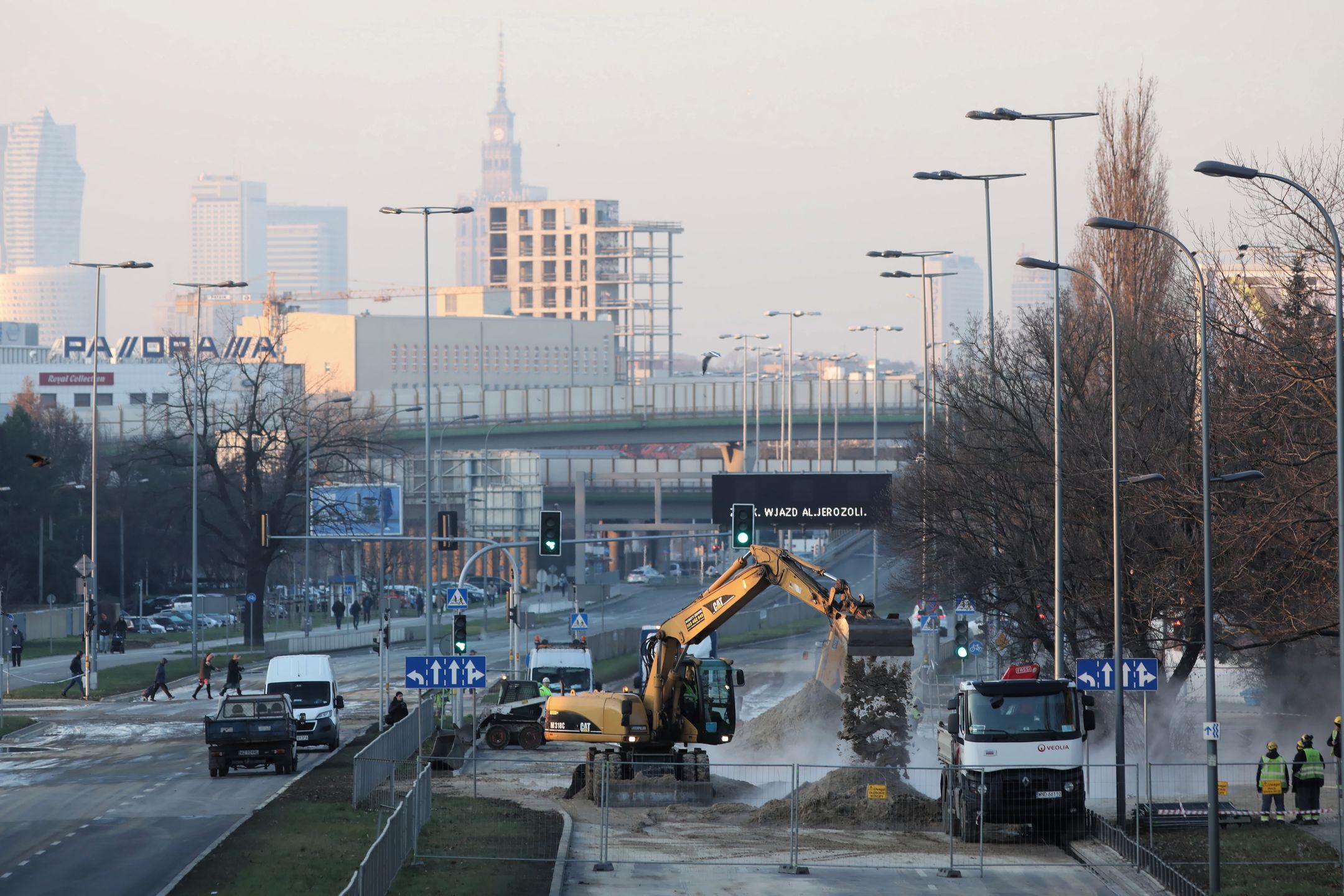 Warszawa. Prace naprawcze w miejscu awarii ciepłowniczej na Sadybie
