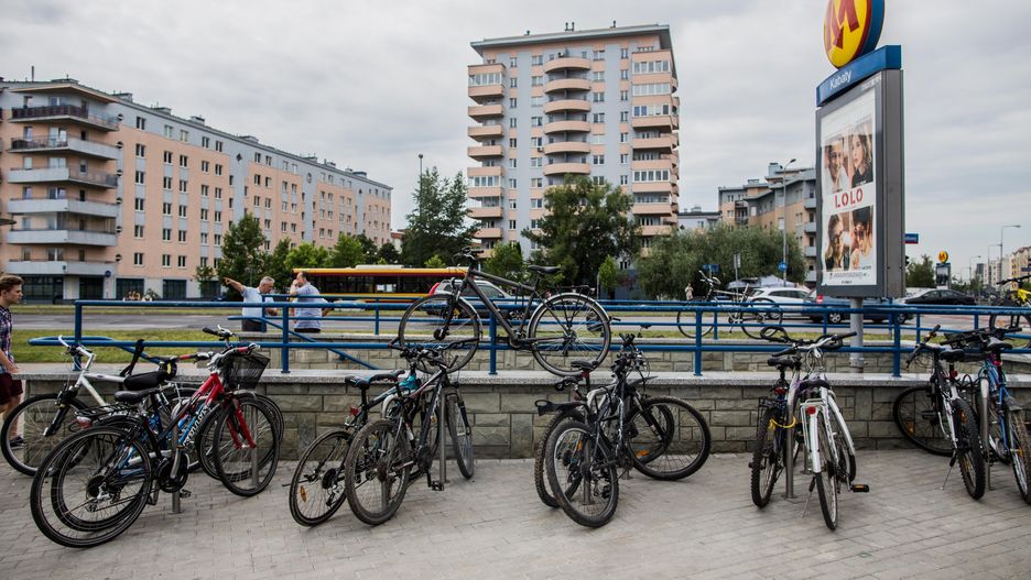 Warszawa. Bloki na stołecznych Kabatach w pobliżu wejścia do stacji metra