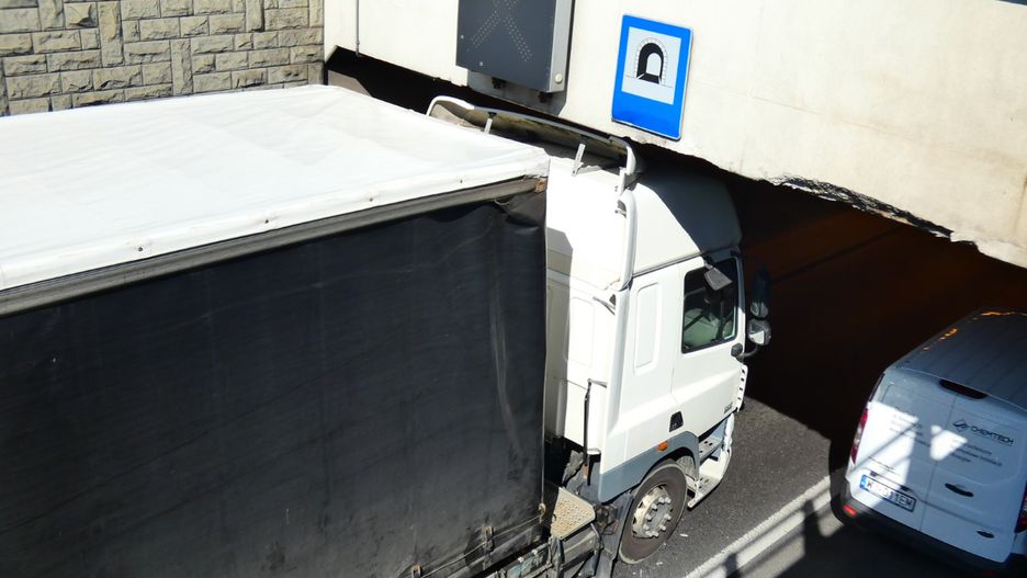 Warszawa. Ciężarówka zablokowała wjazd do tunelu w centrum miasta