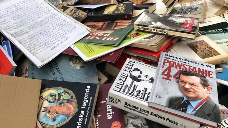 Warszawa. Książki powstańca znalazły się na śmietniku