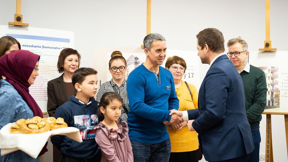 Warszawa. Prezydent Rafał Trzaskowski wręczył klucze rodzinom do nowych mieszkań komunalnych na Ursusie