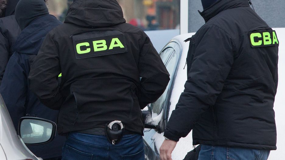 Warszawa. CBA zatrzymało trzech mężczyzn na gorącym uczynku.