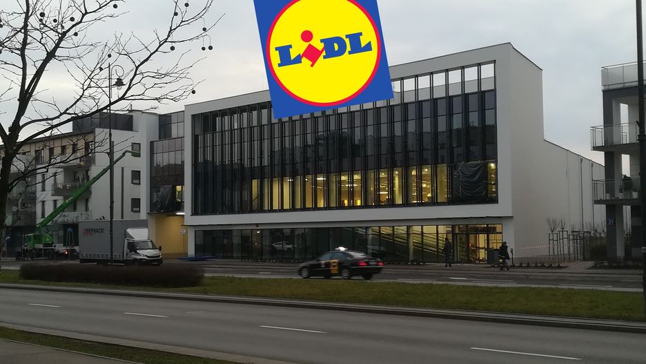 Przy Al. Rzeczypospolitej w Warszawie powstał nietypowy jak na sieć dyskontów budynek, w którym będzie znajdował się Lidl.