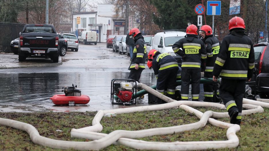 Trzy ulice w Warszawie zalane czarną mazią.