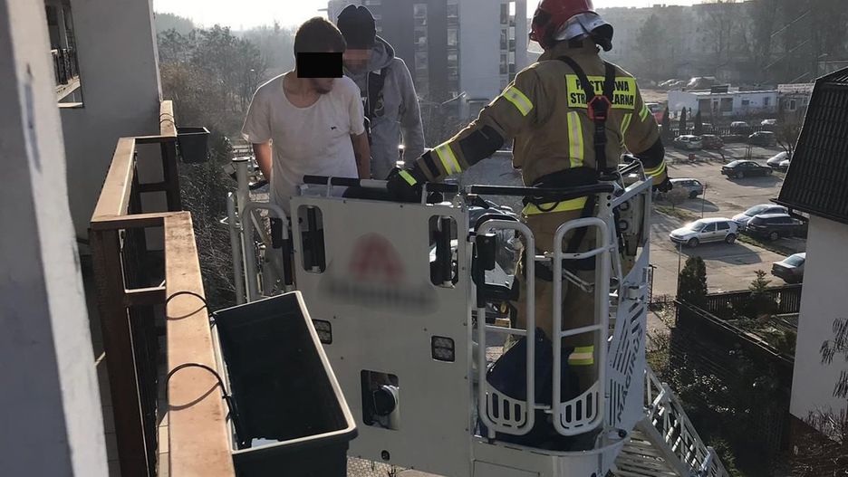 Warszawa. Policja i straż pożarna zatrzymały mężczyznę, który uciekał po balkonach na Ursynowie