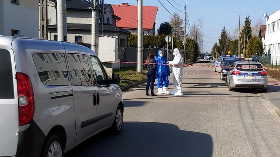 Warszawa. Policjanci przeszukali blok mieszkalny. Ładunku wybuchowego nie znaleźli