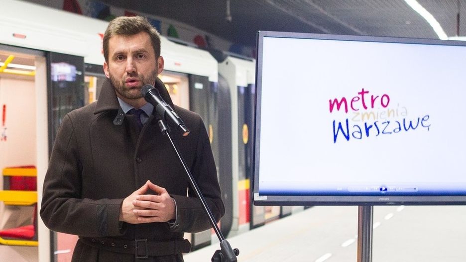 Kamil Dąbrowa w 2014 roku podczas ogłoszenia wyników konkursu na głos informujący o kolejnych przystankach metra