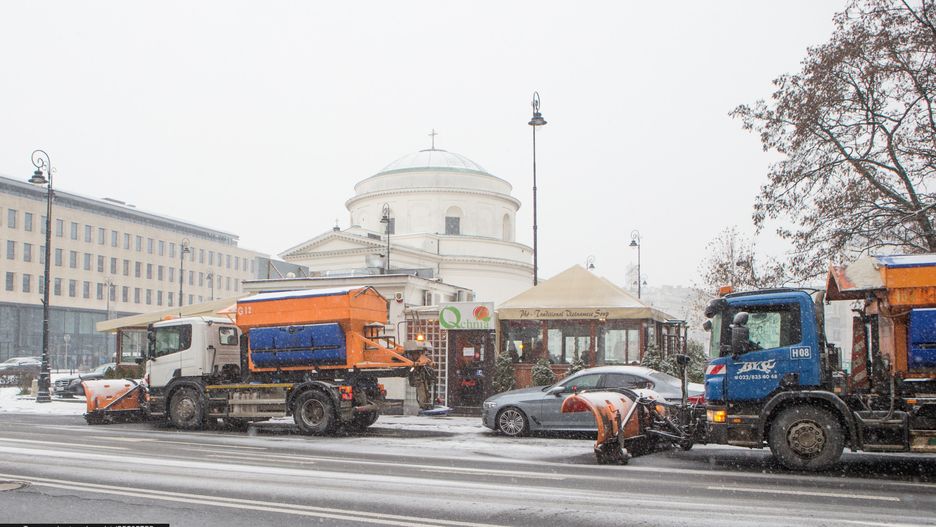 Warszawa. Odśnieżanie ulic stolicy w styczniu 2019 r.