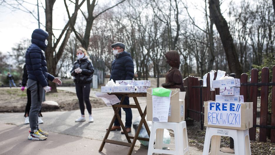 Warszawa. Wietnamczycy rozdawali maski i rękawiczki w parku Szczęśliwickim.